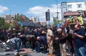 اقامه نماز جماعت ظهر در میدان جمهوری