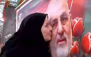 فیلم/ بوسه مادر سردار شهید پاکپور بر تصویر فرزند شهیدش