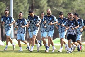 استقلال با حضور هواداران و خبرنگاران تمرین می‌کند