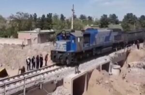 فیلم/ عبور نخستین قطار از پل یحیی‌آباد کاشان پس از بازسازی