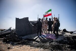 عکس/ تحقیر شیطان بزرگ توسط سربازان ایرانی در اصفهان