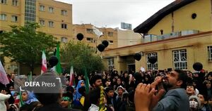پرواز کبوترها به یاد ۹ دانش‌آموز شهید جنگ رمضان در قم