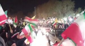 فیلم/ پرچمداری مردم زیر بارش باران میدان تجریش