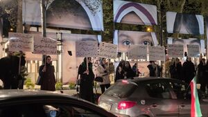 تصاویری جالب از تجمع شب گذشته تهرانی‌ها در میدان تجریش