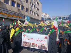 عکس/ حضور دختران با اسلحه‌های جنگی در راهپیمایی دختران جانفدا