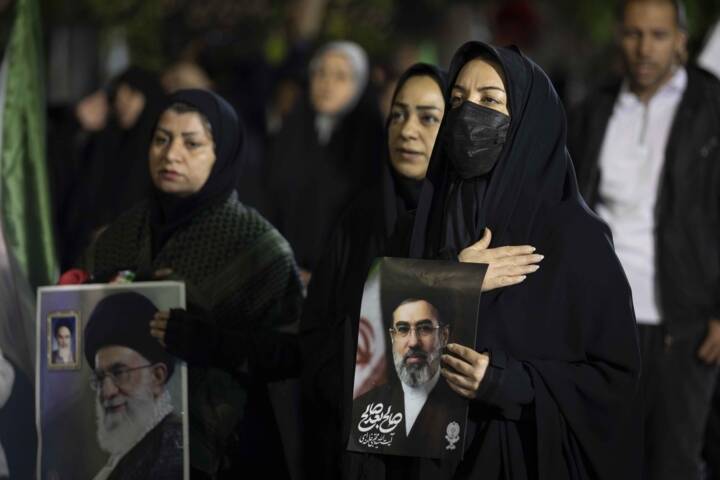 اجتماع دختران در خیابان کشور دوست تهران