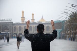 عکس/ حال و هوای زائران کربلا زیر بارش باران بهاری