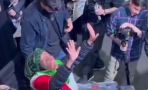 فیلم/ قول یک دختر ایرانی به جانباز لانچر در تجمع میدان انقلاب