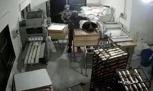 فیلم/ حمله وحشیانه نظامیان اشغالگر به یک نانوایی در کرانه باختری