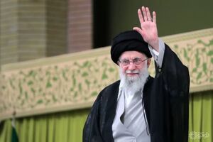 لحظاتی از حضور رهبر شهید انقلاب در صداوسیما در دهه هشتاد