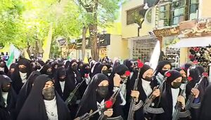 فیلم/ زنان اصفهانی با اسلحه برای پاسداری از وطن به میدان آمدند