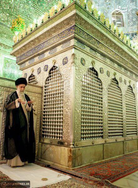قابی ماندگار از حضور رهبر شهید انقلاب در مرقد حضرت احمد بن موسی الکاظم(ع)