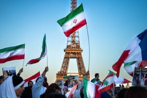 عکس/ اهتزاز پرچم ایران در کنار برج ایفل!