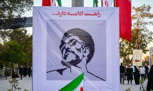 قابی از رهبر شهید که توسط مردم تکمیل شد