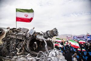 عکس/ تجمع مردم در کنار بقایای هواگردهای آمریکایی در اصفهان