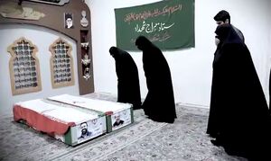 وداع خانواده شهید لاریجانی با پیکرها در معراج شهدا