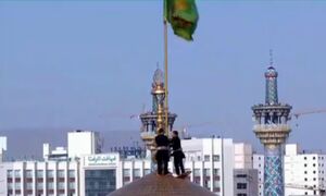 فیلم/ مراسم تعویض پرچم گنبد حرم رضوی در روز ولادت امام رئوف