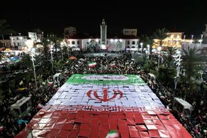عکس/ اهالی رشت پازل حرم امام رضا و پرچم ایران را ساختند