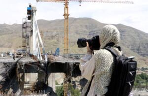 عکس/ بازدید جمعی از فعالان رسانه ای خارجی از پل B۱ کرج