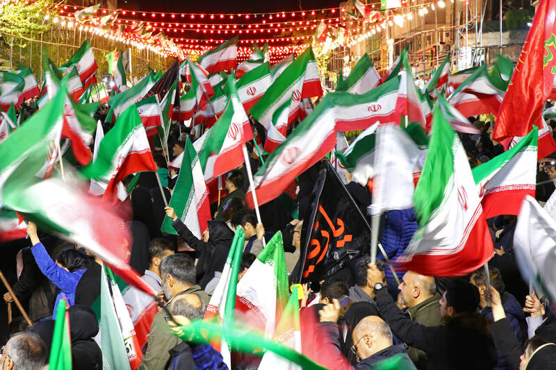 دشمن،اجتماعات،خيابان،سنگر،مردمي،عوامل،داخلي،مديريت،جنگ،حضور، ...