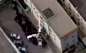 فیلم/ سقوط هواپیمای سبک در منطقه مسکونی برزیل با ۳ کشته