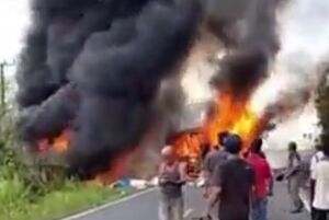 فیلم/ برخورد مرگبار اتوبوس با تانکر سوخت در اندونزی