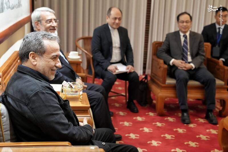 استقبال مقامات ایرانی و چینی از وی در فرودگاه