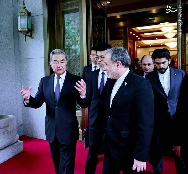 بدرقه وزیر خارجه کشورمان توسط وانگ‌یی وزیر خارجه چین