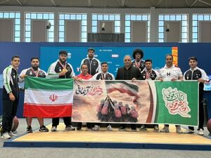 عکس یادگاری وزنه‌برداران جوان به یاد شهدای میناب