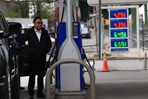 گرانی سوخت، دولت آمریکا را مجبور به توقف مالیات بر بنزین کرد