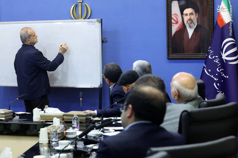 عکس/ رئیس جمهور پای تخته رفت!