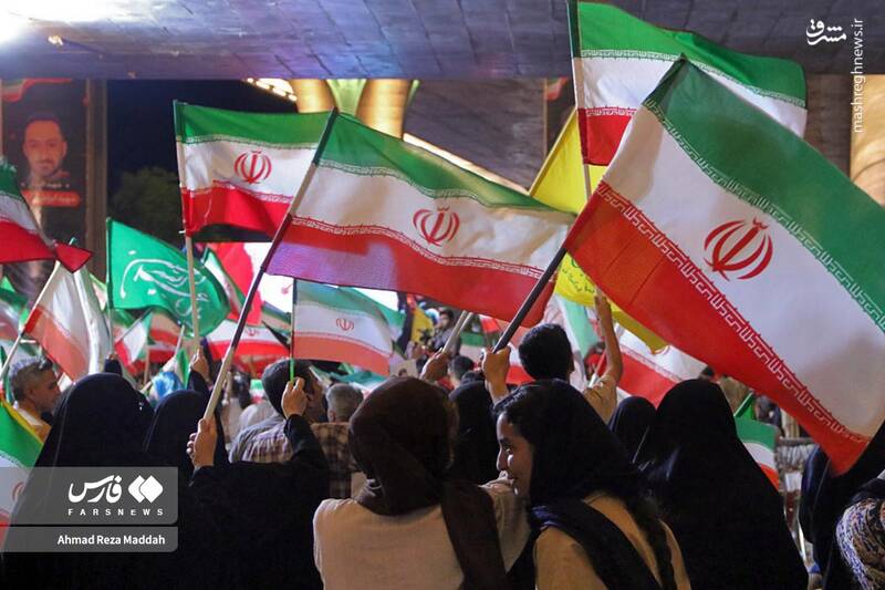 عکس/ اجتماع دوقلوهای شیرازی در هفتاد و سومین شب اقتدار