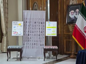 تصاویر کودکان شهید میناب در کنفرانس خبری عراقچی در دهلی نو