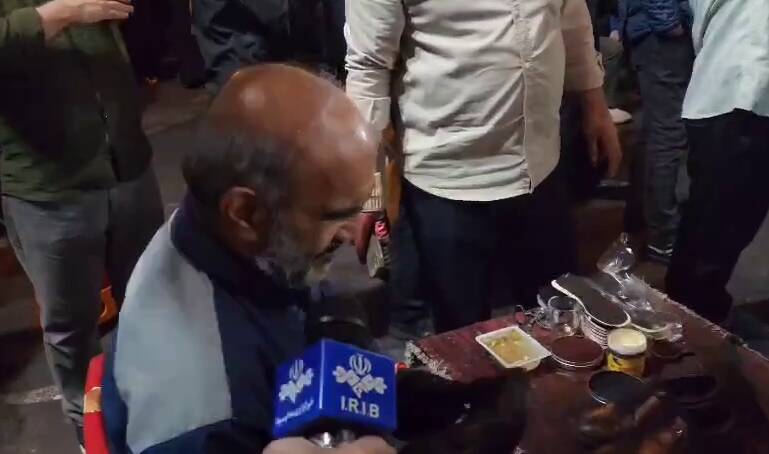فیلم/ کفاشی که در تجمعات کفش‌ها را رایگان جلا می‌داد