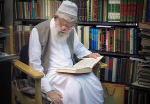 تصویری دیده نشده از رهبر شهید در حال اقامه نماز در منزل