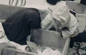 فیلم/ وداع مادرانه همسر شهید مهدی سعادتی با فرزند شهیدش