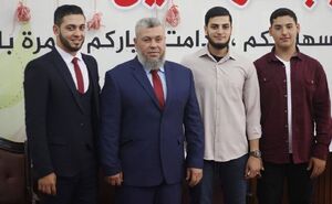 تصویر شهید عزالدین حداد با سه فرزند شهیدش