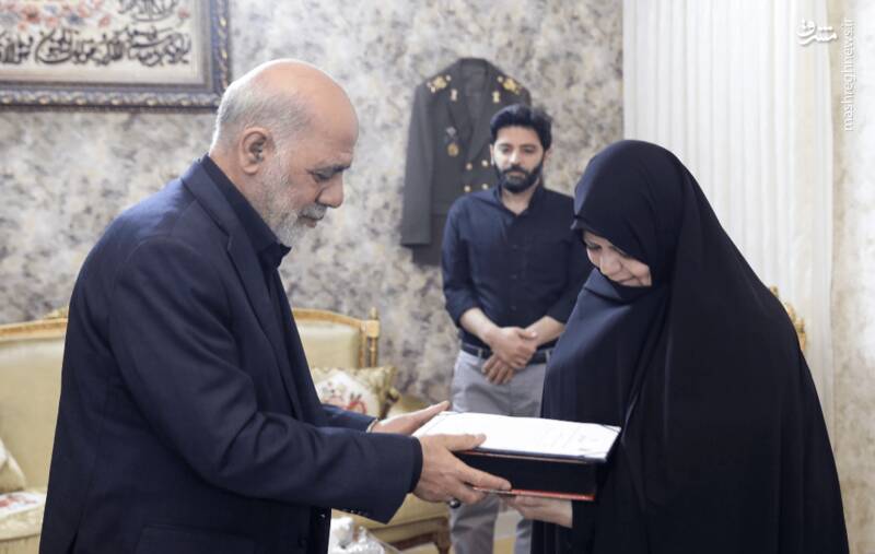 عکس/ دیدار سرلشکر عبداللهی با خانواده شهید سپهبد موسوی