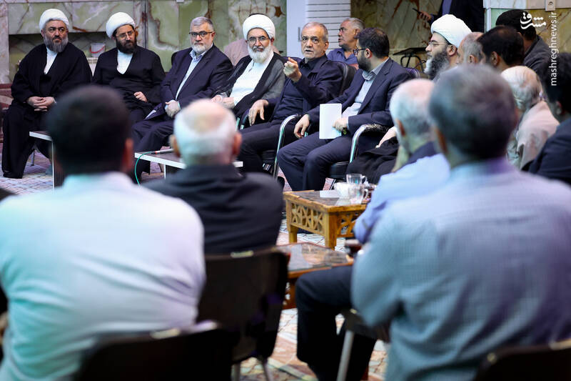 عکس/ بازدید میدانی پزشکیان از طرح حکمرانی محله‌محور
