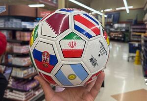 توپ هواداری با پرچم ایران در فروشگاه‌های نیویورک