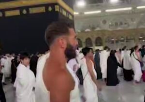 فیلم/ حضور ستاره فوتبال در جوار خانه خدا