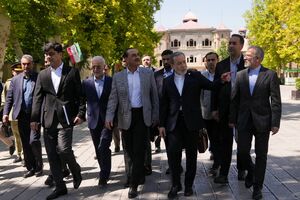 عکس/ قدم زدن عراقچی و عاصم منیر در محوطه وزارت امور خارجه