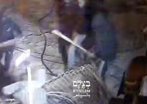 فیلم/ حمله وحشیانه شهرنشینان به یک فلسطینی در الخلیل