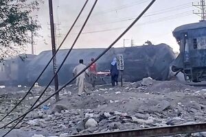 فیلم/ حمله انتحاری به قطار مسافربری در پاکستان