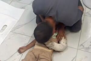 فیلم/ وداع تلخ پدر فلسطینی با کودک شهیدش در غزه