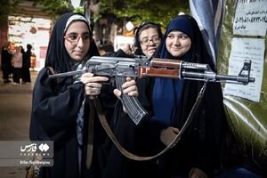عکس/ آموزش سلاح در میدان انقلاب زنجان