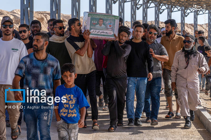 عکس/ تشییع پیکر صیاد شهید زید ماهیگیرلارکی