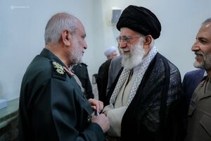 عکس/ شهید خادمی در محضر رهبر شهید انقلاب