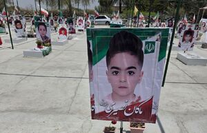 مزار نمادین شهید "ماکان نصیری" در گلزار شهدای میناب