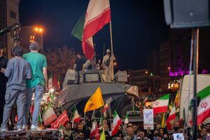 رونمایی از شناور تندرو ۲۷ رجب در میدان انقلاب